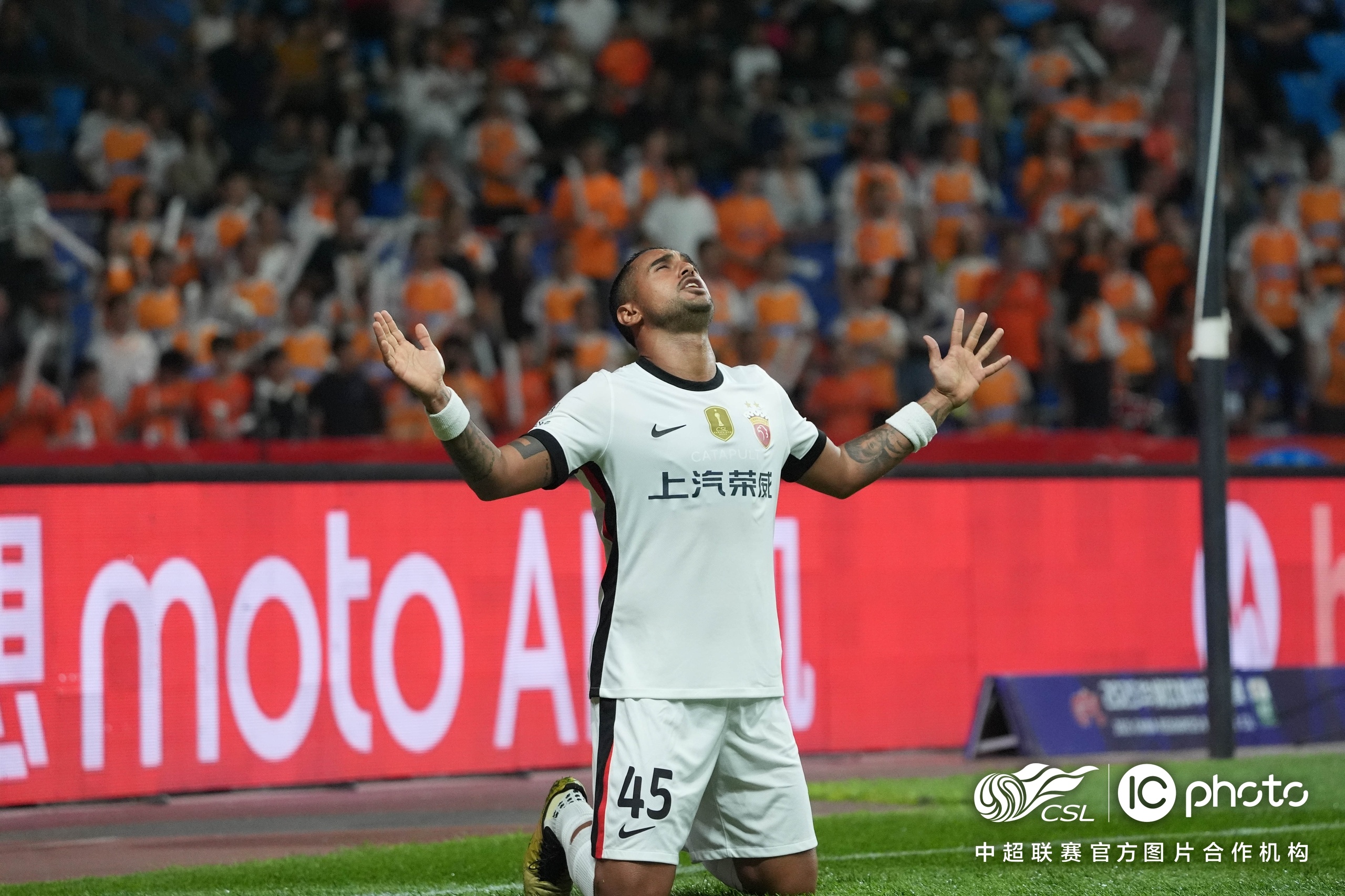 NG体育平台巴塞罗那训练开放日；清晨复出首秀引欢呼；中超在即；年轻球员得到机会的简单介绍